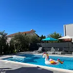 Boutique In With Pool 2 Apartment