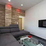 Boutique In With Pool 2 Apartment *