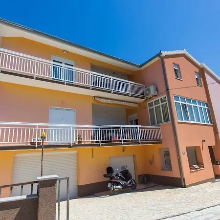 Boutique In With Pool 2 Apartment